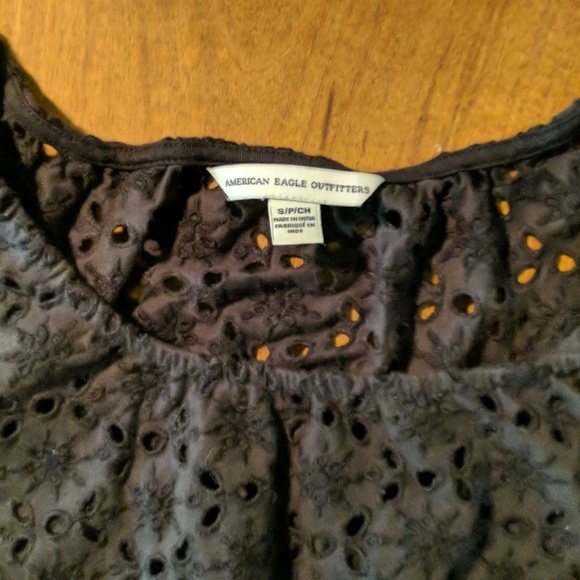 Super cute short AE eyelit shirt - Picture 3 of 4